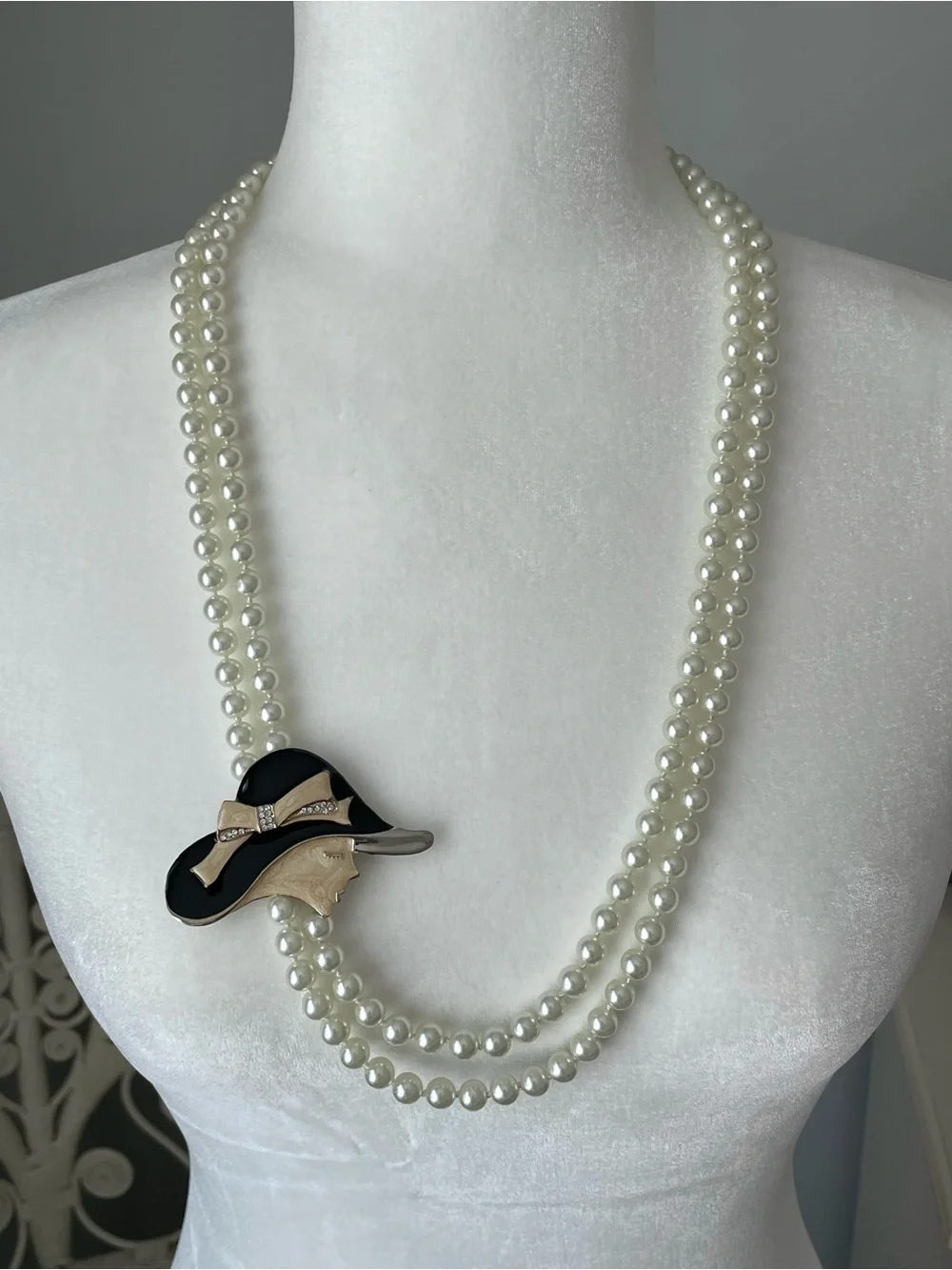 Vintage 1980s Multistrand Art Deco Lady in Hat Faux Pearl Necklace